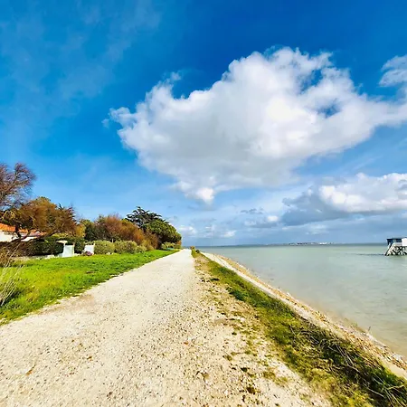 Holiday home Pavillon Les Pieds Dans L'eau Vue -ile D'aix