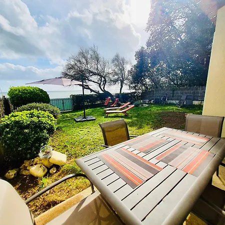 Holiday home Pavillon Les Pieds Dans L'eau Vue -ile D'aix *